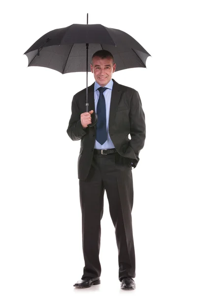 Homem de negócios segura seu guarda-chuva — Fotografia de Stock