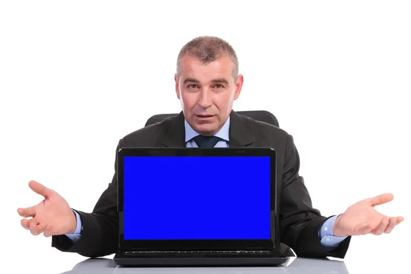 Business man presents laptop with blue screen — Stock Photo, Image
