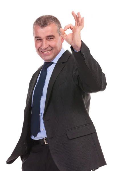 Homem de negócios mostra o sinal ok — Fotografia de Stock