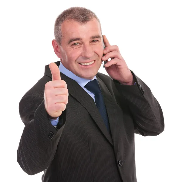 Obchodní muž na telefonu ukazuje palec — Stock fotografie