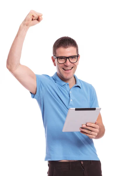Homem casual aplausos com tablet na mão — Fotografia de Stock