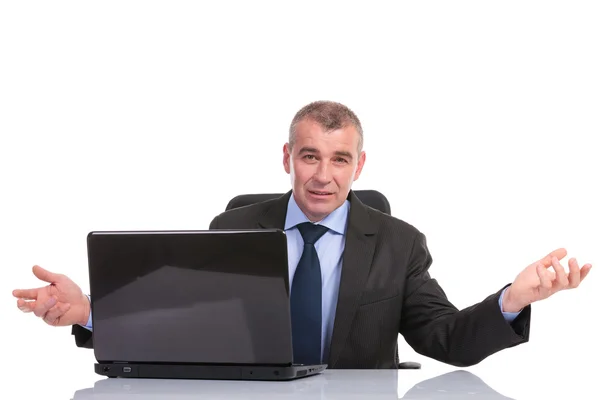 Hombre de negocios se sienta en el ordenador portátil y le da la bienvenida —  Fotos de Stock