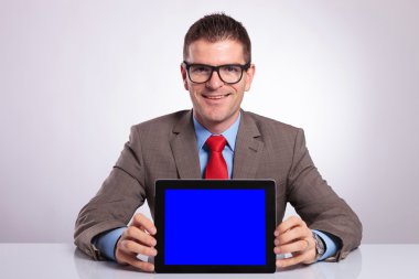 genç iş adamı bir tablet masasında tutuyor.