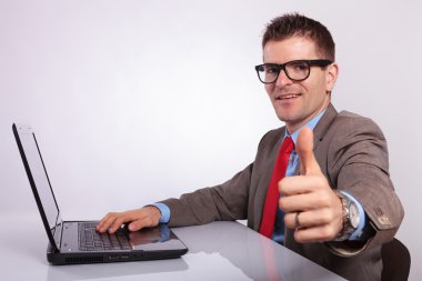 başparmak gösterilen genç iş adamı laptop, yan