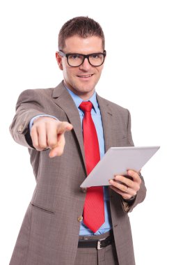 tutan genç iş adamı tablet ve Puan sana