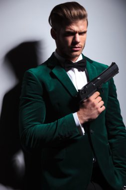 Genç james bond asassin tipi adam