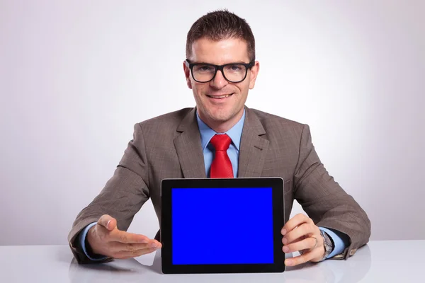 Young business man presents his tablet — Stock Photo, Image