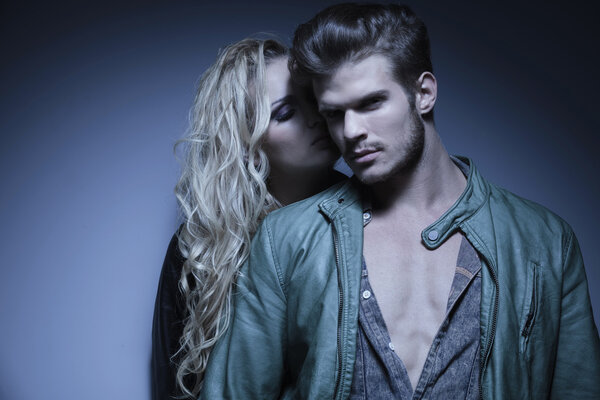 молодая женщина, стоящая рядом со своим возлюбленным
