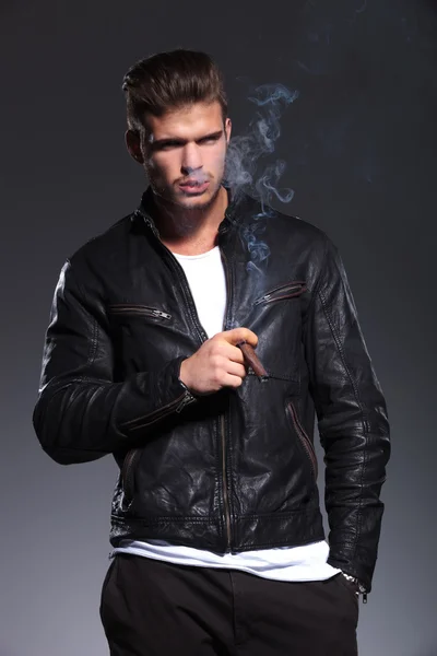 Mannen i skinnjacka röka sin cigarr — Stockfoto