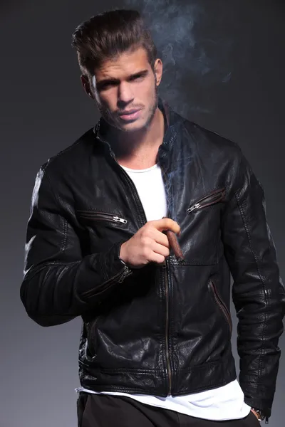 Smoking young man in leather jacket — Stock Photo, Image