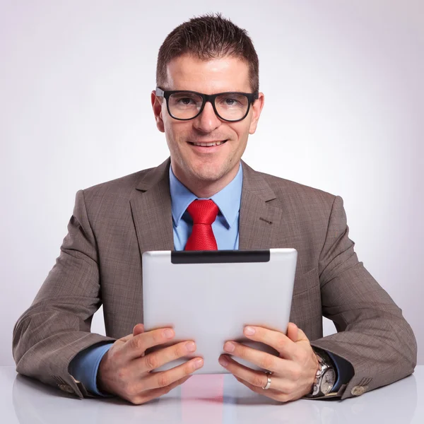 Junger Geschäftsmann mit Tablet lächelt für Sie — Stockfoto