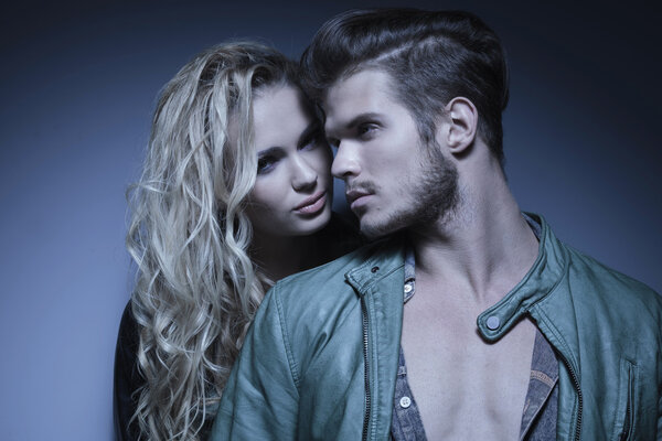 молодая обнявшаяся модная пара
