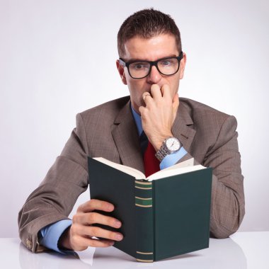 genç iş adamı korkunç bir kitap okur