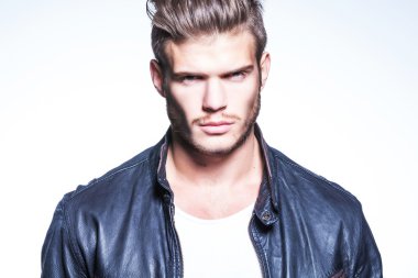 가죽 자 켓에 젊은 패션 모델