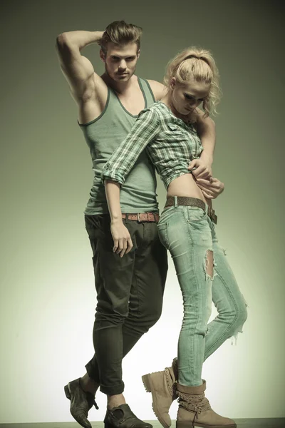 Young fashion couple posing for the camera — Stock Photo, Image