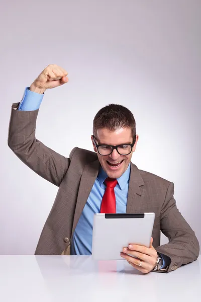 Joven hombre de negocios vítores con tableta — Foto de Stock