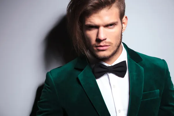 Hombre de pelo largo con un elegante traje verde y cuello arco t — Foto de Stock