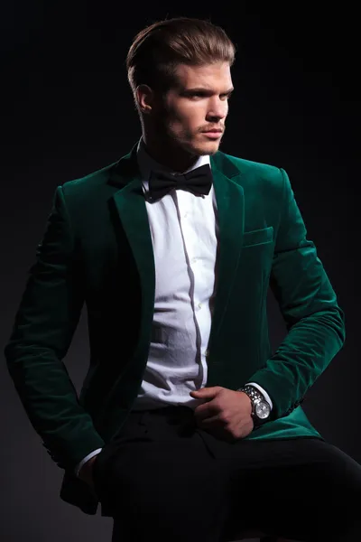 Uomo elegante seduto in abito di velluto verde — Foto Stock
