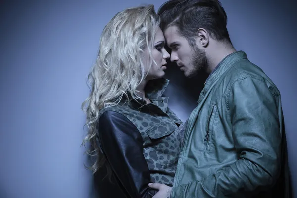 moda çift ayakta yüz yüze