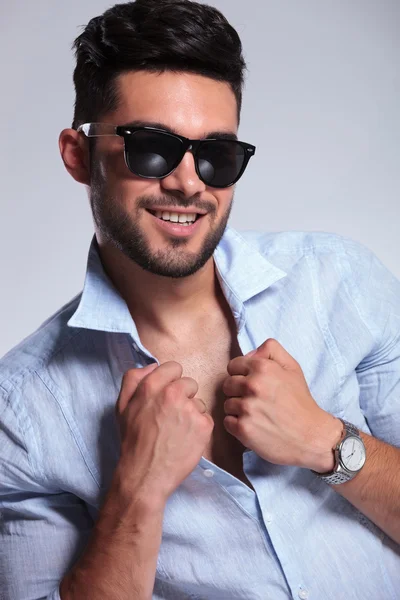 Uomo casual con le mani sulla camicia — Foto Stock