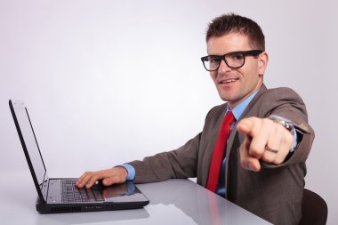 Sana işaret eden genç iş adamı laptop, yan