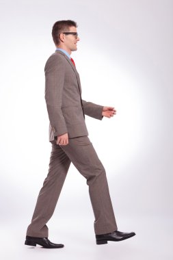 genç iş adamı yürümek düz ön tarafına