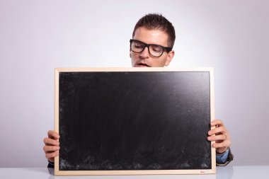 genç iş adamı boş yazı tahtası tutar