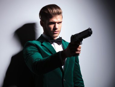 james bond wannabe genç assasin büyük silahı işaret