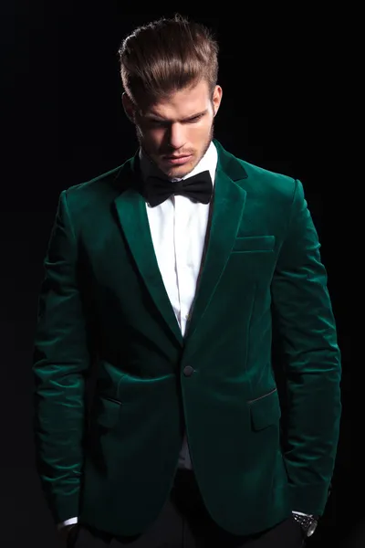 緑のビロードのスーツを着た男が見下ろしてをいます。 — ストック写真