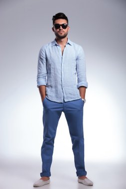 Elleri ceplerinde Casual adam