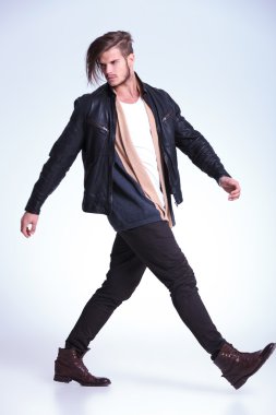 at sırtında bakarak yürüyen moda erkek yan görünüm