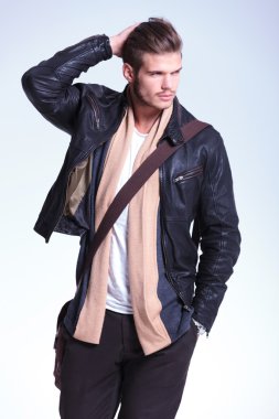 deri ceketli adamı uzakta onun yan ve gülümsüyor arıyor