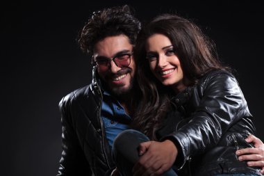 aşık çift ayakta gülüyor kucakladı.