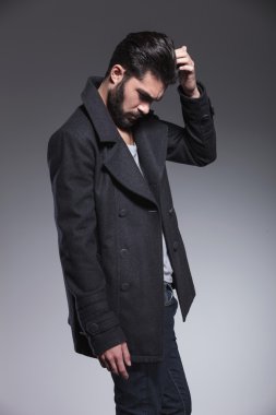 moda erkek uzun sakallı başını tırmalamak