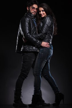 onun erkek arkadaşı kucaklayan iken kadın gülümsüyor