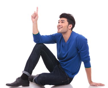 oturan adam bir şey de işaret ediyor