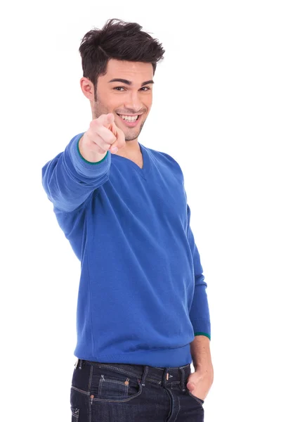 Joven sonriente hombre casual señalándote — Foto de Stock