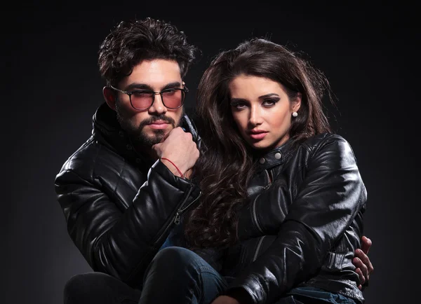 Serious fashion couple in leather jackets — Stock Photo, Image