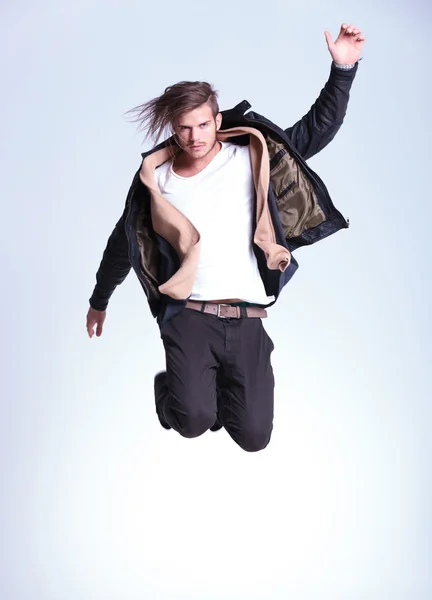 Poważne moda mężczyzna skacze w powietrzu — Zdjęcie stockowe