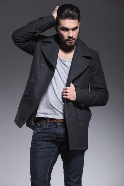 молодой бородатый мужчина с пронзительными волосами
