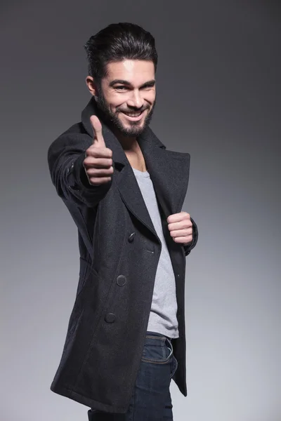 Uomo con la barba sta facendo il pollice ok su gesto — Foto Stock