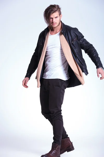 Homem de moda em jaqueta de couro está fazendo uma curva — Fotografia de Stock