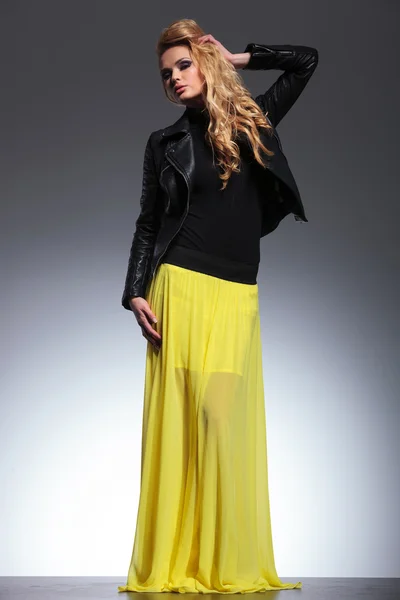 Unga blonda kvinnan i en gul klänning och skinnjacka — Stockfoto