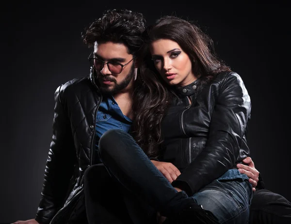 Embraced seated couple in leather jackets — Stock Photo, Image