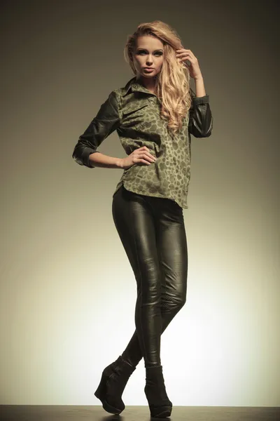 Jovem mulher loira moda em calças de couro posando — Fotografia de Stock