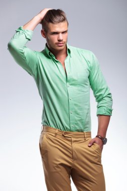 casual adam elini saçlarının arasından geçerken