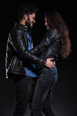 birbirine bakarak kucakladı gülümseyen Çift