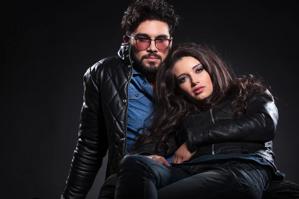 Happy couple in leather jackets looking at the camera — Stock Photo, Image