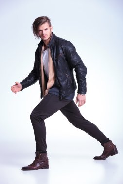 moda adam büyük bir adım yapmak