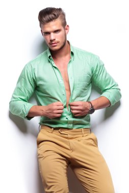 casual adam giyinmek